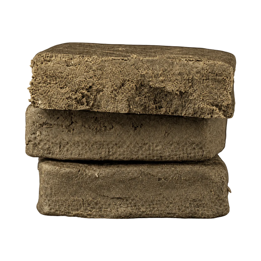 Primo piano di Cali Cream 50% THCA con struttura di hash porosa e ricca di resina